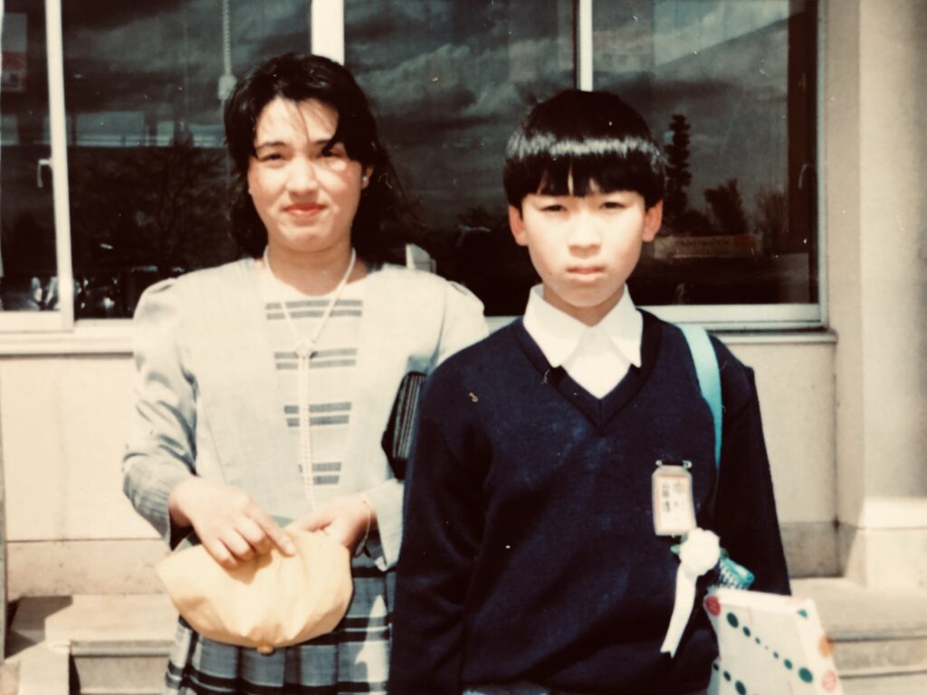 山積みの茶碗と、お兄ちゃんだった僕こんにちは。山田淳です。今日は、子どもの頃の話。僕は4人兄弟の長男だった。小学3〜4年