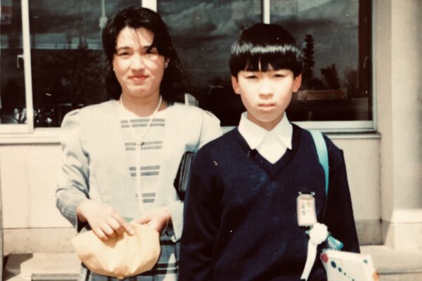 山積みの茶碗と、お兄ちゃんだった僕こんにちは。山田淳です。今日は、子どもの頃の話。僕は4人兄弟の長男だった。小学3〜4年